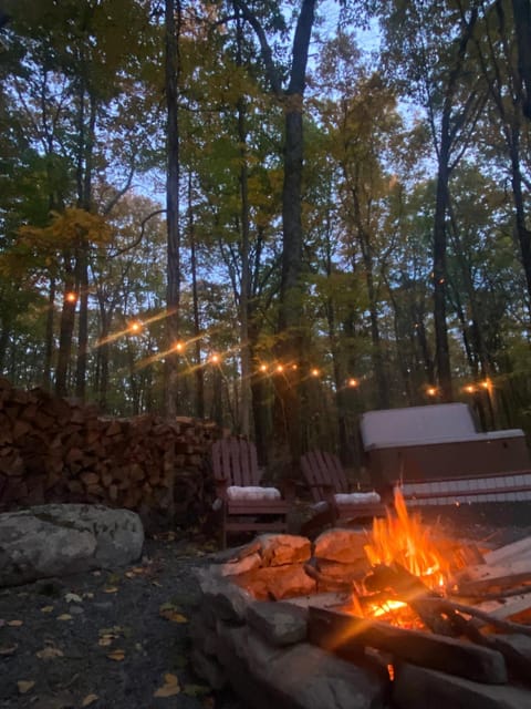 The Nook Lodge - cabin with hot tub at Shawnee and Camelback Mtn Cabin in Middle Smithfield