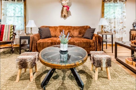 The Nook Lodge - cabin with hot tub at Shawnee and Camelback Mtn Cabin in Middle Smithfield