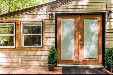 The Nook Lodge - cabin with hot tub at Shawnee and Camelback Mtn Cabin in Middle Smithfield