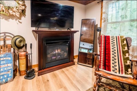 The Nook Lodge - cabin with hot tub at Shawnee and Camelback Mtn Cabin in Middle Smithfield