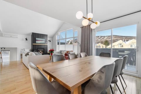 Living room, Dining area, Mountain view