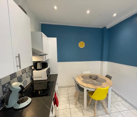 Coffee/tea facilities, Kitchen or kitchenette, Dining area