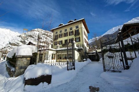 Property building, Day, Natural landscape, Winter, Mountain view