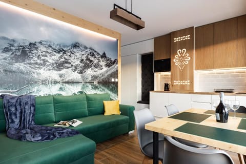 Kitchen or kitchenette, Seating area, Dining area