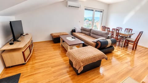 TV and multimedia, Living room, Seating area, Evening entertainment, air conditioner