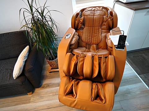 Massage, Living room