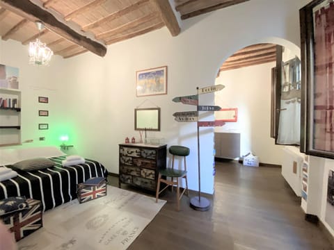 Bed, Photo of the whole room, Seating area, Bedroom