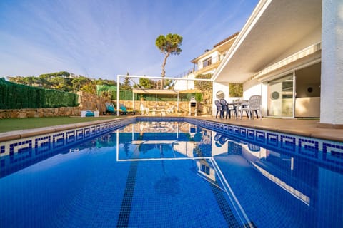 Day, Pool view, Swimming pool, sunbed