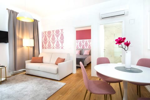 Bed, TV and multimedia, Living room, Photo of the whole room, Seating area, Dining area, Bedroom, air conditioner