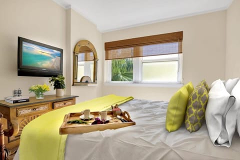 NEW Amazing large 3BR direct oceanfront Penthouse On Ocean Drive!! Apartment in Flamingo Lummus