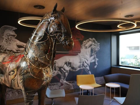 Restaurant/places to eat, Seating area