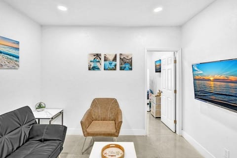 Boutique One Bdrm Close To Aventura Mall & Beach House in Hallandale Beach