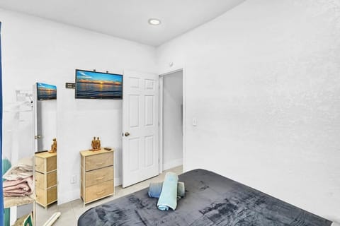 Boutique One Bdrm Close To Aventura Mall & Beach House in Hallandale Beach