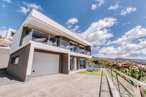 Property building, Facade/entrance, Balcony/Terrace