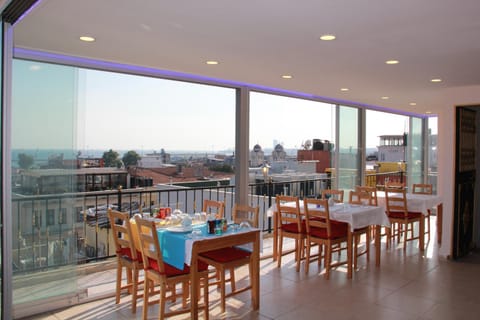 Restaurant/places to eat, View (from property/room), Balcony/Terrace, Balcony/Terrace, Dining area, Sea view