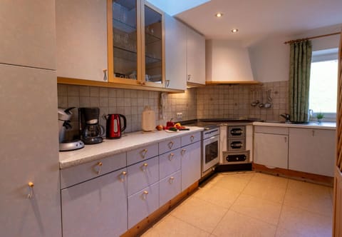 Coffee/tea facilities, stove, kitchen