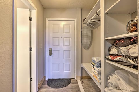 2 Mi to Skiing Studio with Pool Access in Granby! Apartment in Granby