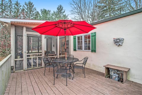 Wine Down Cottage House in Chikaming Township