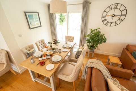Living room, Food and drinks, Seating area, Dining area, Food