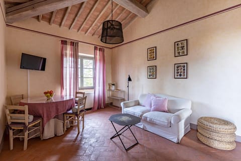 Le Ragnaie Farm Stay in Tuscany