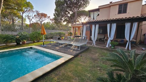 Property building, Patio, Natural landscape, Garden, Garden view, Pool view, Swimming pool, sunbed