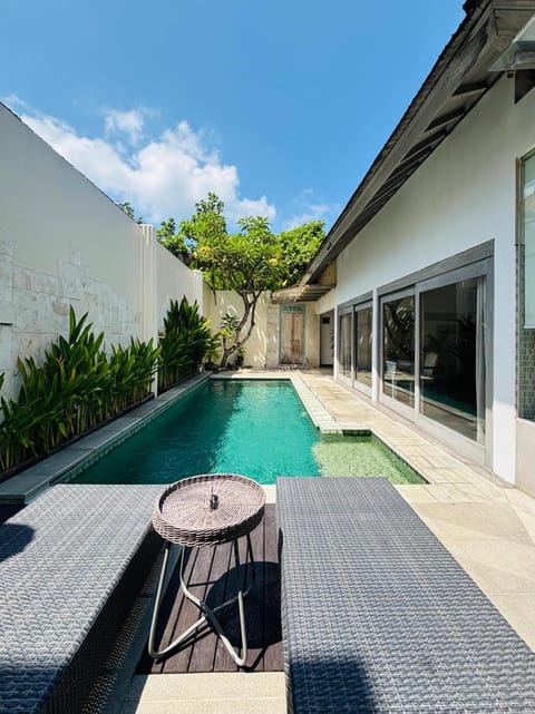 Swimming pool, sunbed