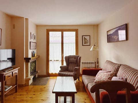Communal lounge/ TV room, TV and multimedia, Seating area
