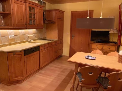 Kitchen or kitchenette, Photo of the whole room, Seating area, Dining area