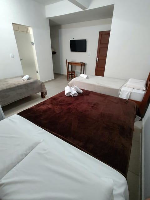 Bed, TV and multimedia, Photo of the whole room, Bedroom, towels