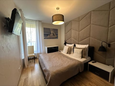 Bed, TV and multimedia, Bedroom, wardrobe