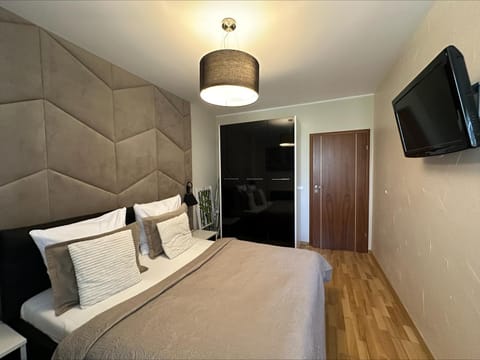 Bed, TV and multimedia, Bedroom, wardrobe