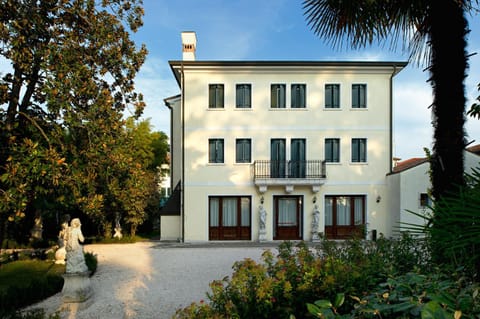 Facade/entrance, Day, Garden