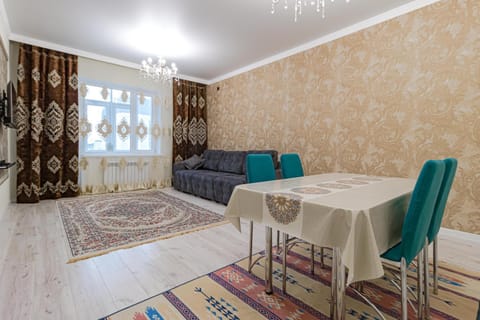 Photo of the whole room, Seating area
