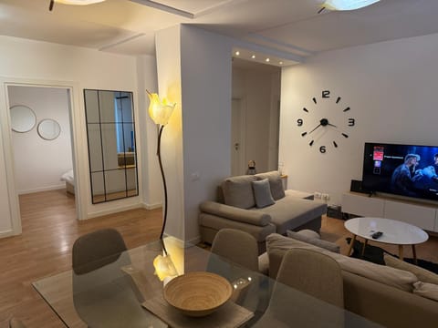 TV and multimedia, Living room, Decorative detail, Dining area