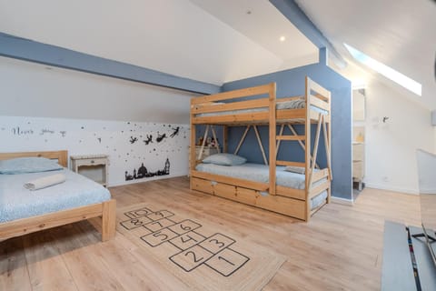Bed, Photo of the whole room, Bedroom, bunk bed