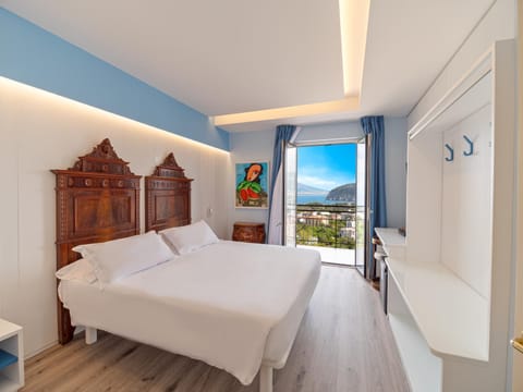 Photo of the whole room, Bedroom, Sea view