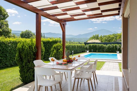 Spring, Day, Natural landscape, Garden, Dining area, Garden view, Mountain view, Pool view, Swimming pool