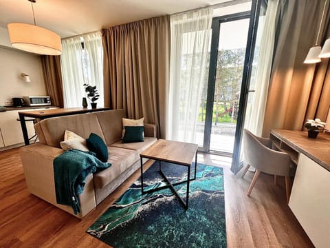 Kitchen or kitchenette, Living room, Seating area, minibar, pet friendly