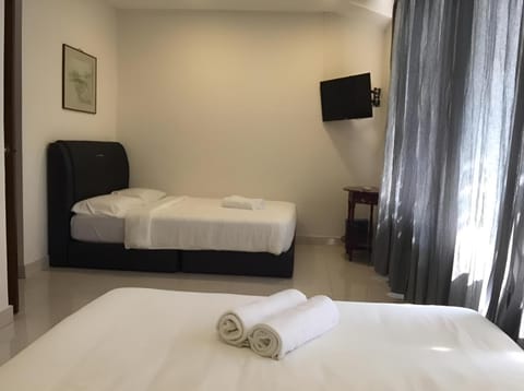 Bed, TV and multimedia, Photo of the whole room, Bedroom, towels