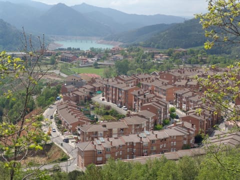 Nearby landmark, Day, Neighbourhood, Natural landscape, Bird's eye view, Mountain view