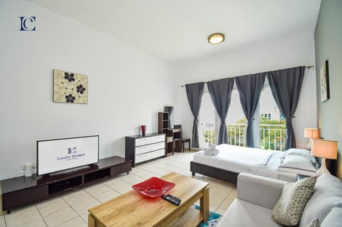 Communal lounge/ TV room, TV and multimedia, Living room, Photo of the whole room, Seating area, Bedroom