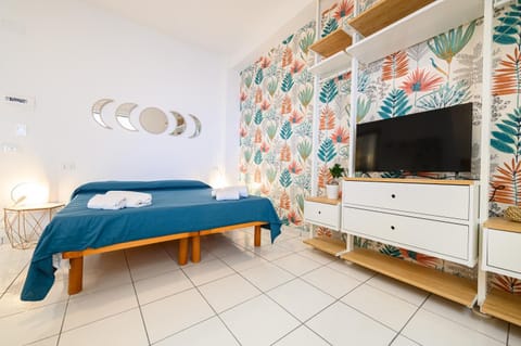 Bed, TV and multimedia, Photo of the whole room, Bedroom