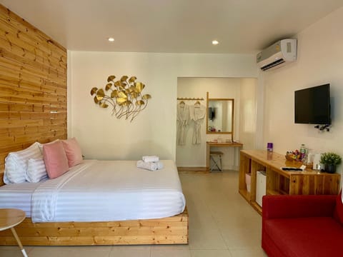 Bed, TV and multimedia, Photo of the whole room, Bedroom, towels, air conditioner