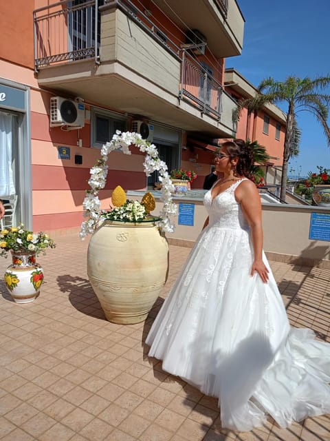 Property building, Day, People, Guests, group of guests