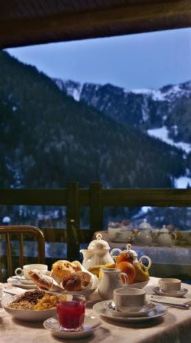 Restaurant/places to eat, View (from property/room), Food and drinks