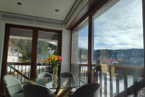 Living room, Mountain view