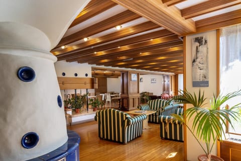 Seating area, Area and facilities