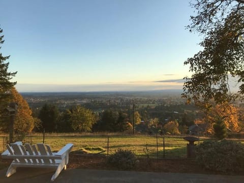 Spectacular Valley View in Wine Country House in Newberg