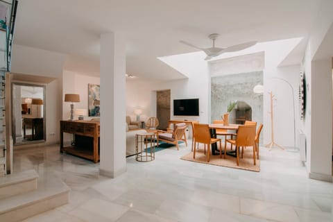 Living room, Lounge or bar, Seating area, Dining area