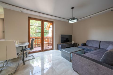Communal lounge/ TV room, TV and multimedia, Living room, Seating area, Evening entertainment